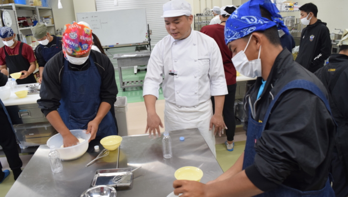 学校法人ＫＢＣ学園 未来高等学校　学生向けの沖縄そば教室を開催いたしました