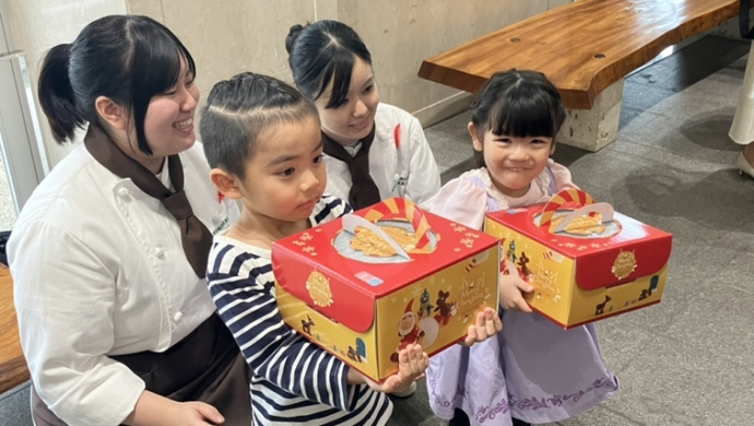 県洋菓子協会と製菓専門学生によるクリスマスケーキ製作・贈呈式が行われました