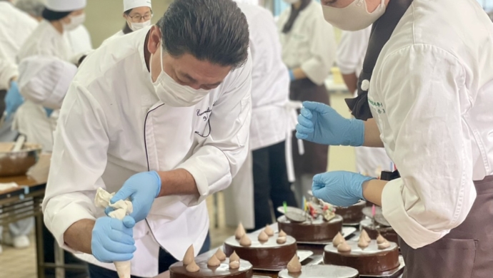 県洋菓子協会と製菓専門学生によるクリスマスケーキ製作が行われました